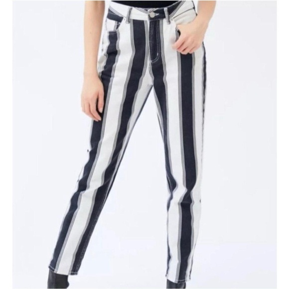 BDG Mom High-Waisted Jeans - Picture 4 of 4